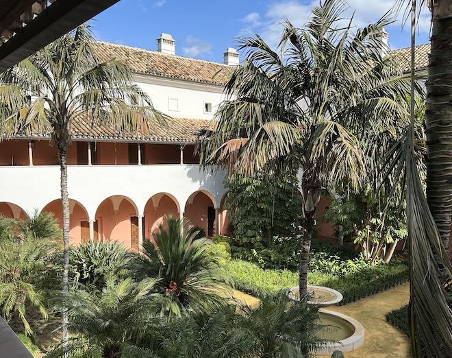 Wie ein versteckter Klostergarten: Der Innenhof im Herzen des Hotels bringt andalusisches Erbe, tropische Pflanzen und architektonische Symmetrie in Einklang.