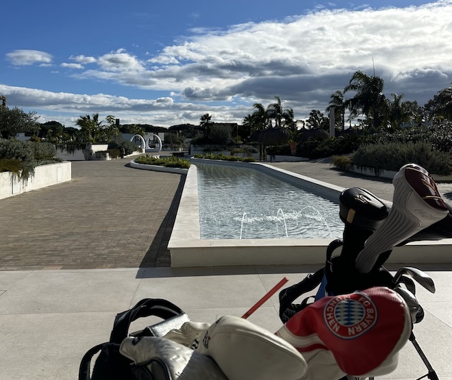 Die Lage direkt am Golf‑Hotspot Sotogrande macht das SO/ Resort zur perfekten Unterkunft für Gäste, die neben Training und Spiel auch Wert auf einen stilvollen Rückzugsort legen