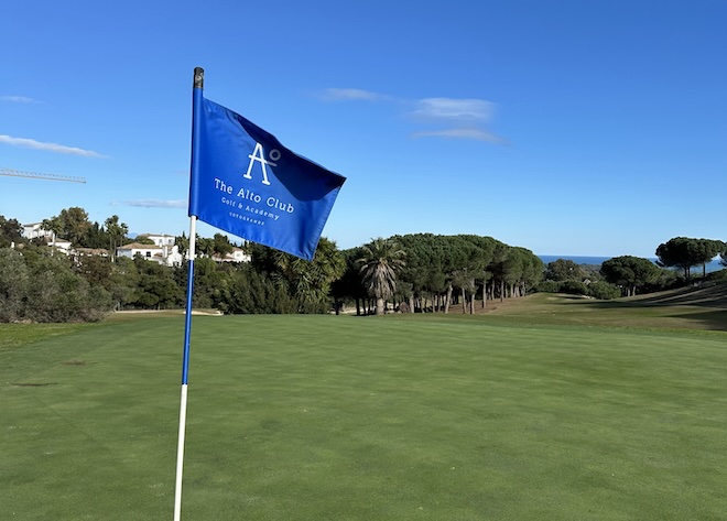 Grün 18 vom The Alto Club mit Meerblick auf den Küstenstreifen von Sotogrande