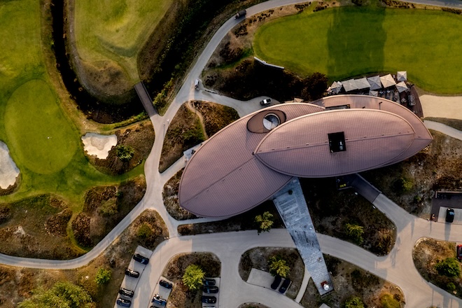Die ungewöhnliche Architektur des Clubhouses wird erst aus der Vogelperspektive deutlich. Fotocredit: Bernardus