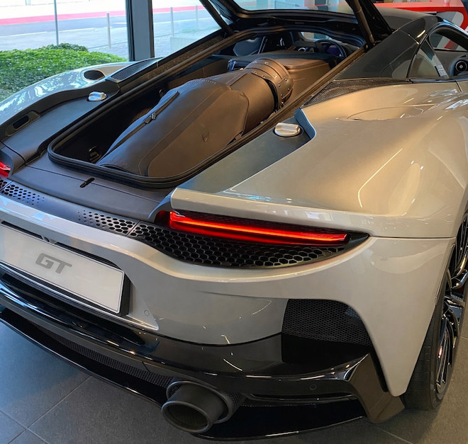 420 Liter Heckstauraum plus Frontgepäckfach: Der McLaren GT beweist, dass High-Performance und McLaren Golf Equipment sich nicht ausschließen.