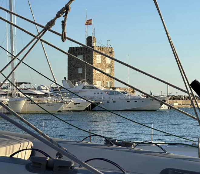 Zwischen Yachthafen und Fairways zeigt sich Sotogrande von seiner elegantesten Seite.La Marina ist während der LIV-Woche gesellschaftlicher Treffpunkt und diskreter Rückzugsort zugleich.