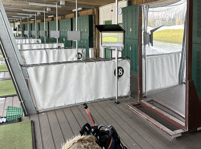 Golftraining 2026: Auf der Toptracer-Range im GC Riem ermöglichen mehr als 50 digital begleitete Teeboxen eine präzise Analyse von Ballflug, Schlagdaten und Spielverhalten in Echtzeit.