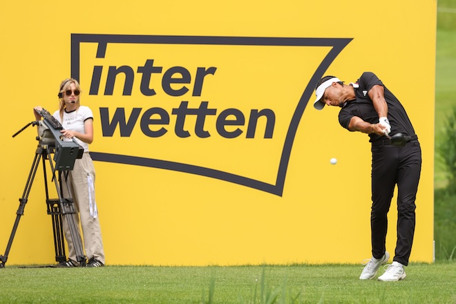 Zwischen Turnieratmosphäre und Markenpräsenz: Interwetten bei den Austrian Alpine Open 2025. Ein Profigolfer beim Abschlag. Foto: GEPA pictures / Mathias Mandl