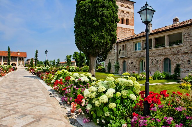 Historisches Ambiente am Gardasee: Das Garda Hotel San Vigilio Golf verbindet alte Mauern, mediterrane Gärten und Golfgenuss in den Moränenhügeln von Brescia.