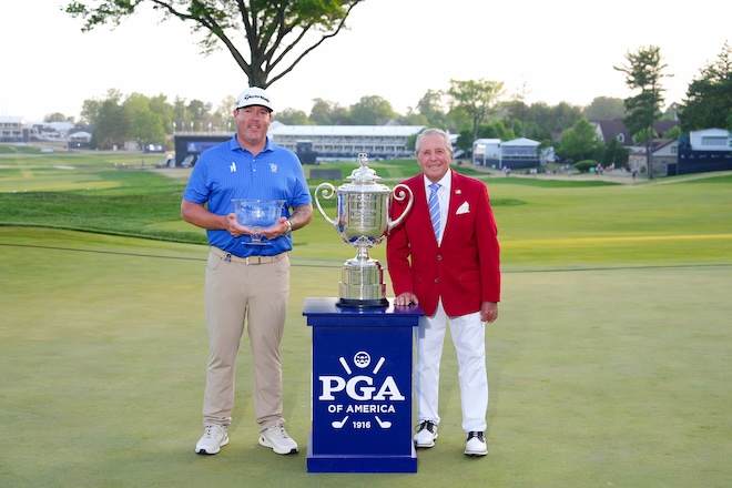 Auch ein PGA Championship 2026 Gewinner: Besonderer Major-Moment in Aronimink: Ben Kern, bester PGA of America Golf Professional der Woche, gemeinsam mit Golflegende Gary Player. Fotocredit: Darren Carroll/PGA of America