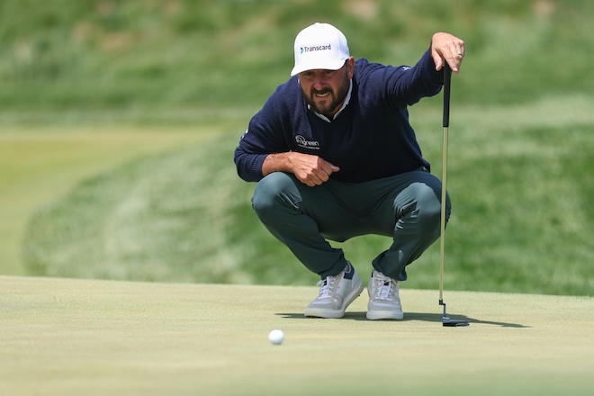 Volle Konzentration auf dem 18. Grün: Stephan Jäger liest seinen Putt während seiner starken Auftaktrunde bei der PGA Championship im Aronimink Golf Club. Photo by Maddie Meyer/PGA of America