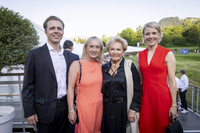 Joel Beckenbauer, Heidi Beckenbauer, Rosi Schipflinger von Rosi’s Sonnbergstuben und Dr. Viktoria Veider-Walser, Geschäftsführerin von Kitzbühel Tourismus, bei der Austrian Alpine Open Night in Kitzbühel.
