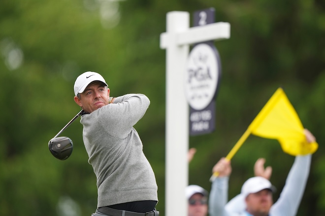 Rory McIlroy beim Abschlag auf Bahn 2 in Aronimink: Mit einer bogeyfreien 67 fand der zweimalige PGA-Champion am Freitag zurück ins Turnier. Photo by Darren Carroll/PGA of America