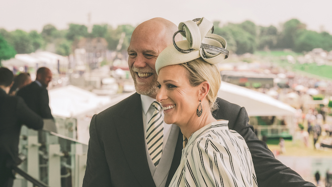Royaler Glanz mit echtem Golfbezug: Zara Tindall und ihr Ehemann Mike Tindall – ehemaliger Rugby-Star, passionierter Golfer und Gastgeber eines eigenen Charity-Golfturniers – bei The Green Room im Rahmen des Epsom Derby 2025. Fotocredit: TGR