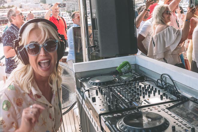 Turn up the good times: Zwischen DJ-Set, Sonnenschein und bester Gesellschaft wird Hospitality zum echten Erlebnis. Hier The Green Room beim Rennen in Monaco. Fotocredit: TGR