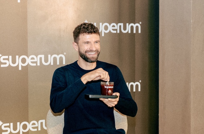 Morgens ein Glas, abends eine Kapsel: Thomas Müller sprach in München darüber, warum gesunde Routinen für ihn vor allem funktionieren müssen. Fotocredit: superum