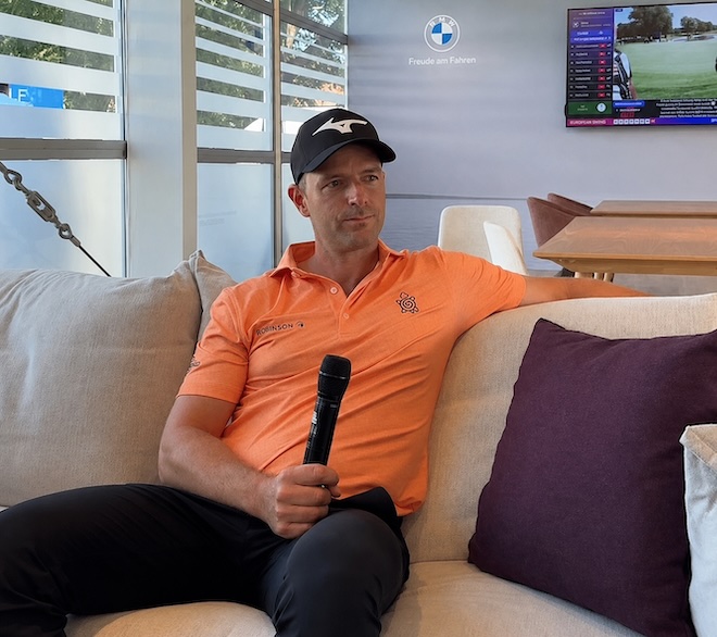 Nur wenige Minuten nach seinem Turnierende nahm sich Marcel Schneider Zeit für ein Gespräch im Excellence Club – und analysierte bemerkenswert offen seine Leistung. Foto: Exklusiv Golfen / Yvonne Wirsing