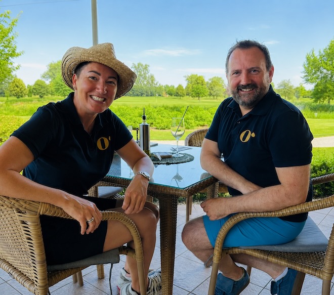 Persönliche Gastgeber statt anonymer Hotelbetrieb: Resortchefin Bettina Ortner-Zwicklbauer und Hoteldirektor Christian Schauberger prägen mit ihrer Nähe zu den Gästen den Charakter der Ortner's Golf Open. Foto: Exklusiv Golfen / Yvonne Wirsing