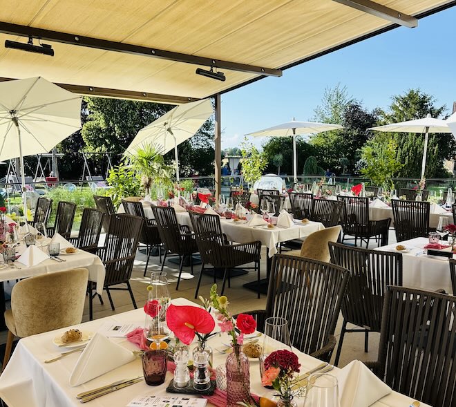 Die großzügige Hotelterrasse des Ortner's Resort wurde nach der Siegerehrung zum Treffpunkt der Teilnehmer. Beim „The Golfers Garden Grill“ klang der Turniertag in sommerlicher Atmosphäre aus. Foto: Exklusiv Golfen / Yvonne Wirsing