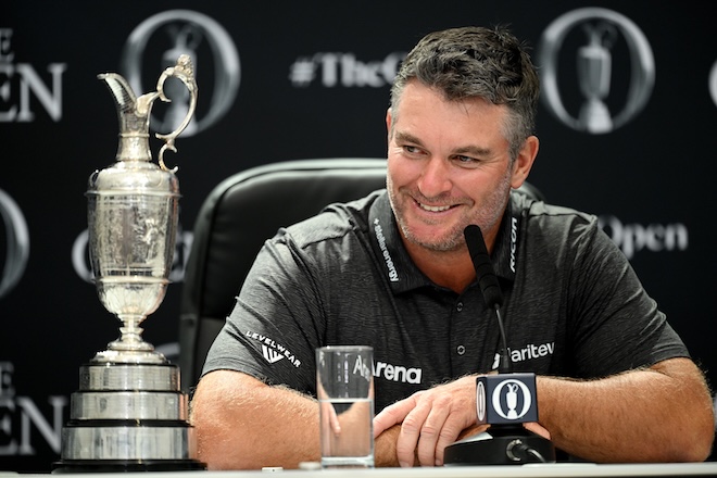 Ryan Fox präsentiert nach seinem historischen Triumph bei der 154. Open Championship in Royal Birkdale die Claret Jug auf der Pressekonferenz. Mit seinem ersten Major-Sieg schreibt der Neuseeländer Open-Geschichte. Foto: Stuart Franklin/R&A via Getty Images.