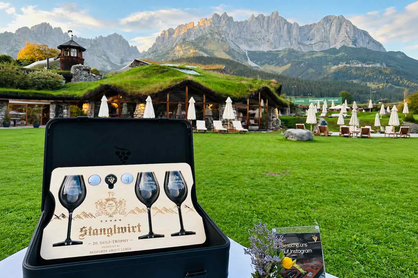 Maßgefertigter Präsentationskoffer von Bedfords mit gravierten Gläsern zur 20. Stanglwirt Golf Trophy vor dem Wilden Kaiser.