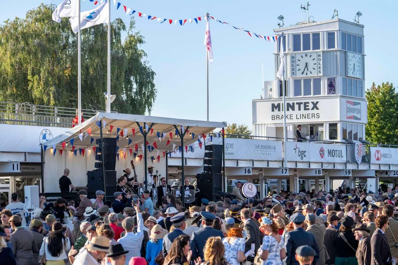 Besucher in historischer Kleidung bei der Closing Party des Goodwood Revival 2026 an der Boxengasse