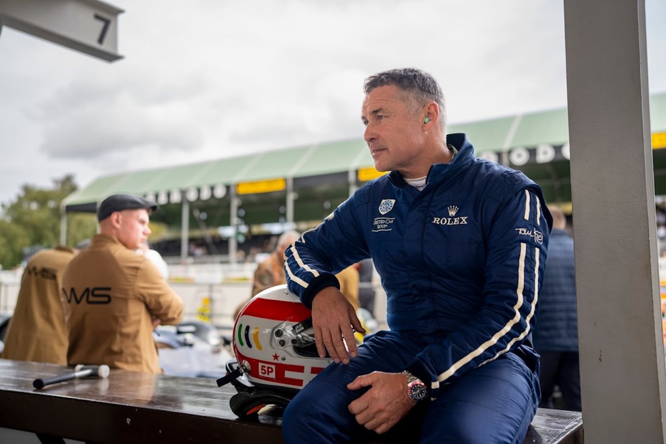 Tom Kristensen mit Rennhelm beim Goodwood Revival 2026 am Goodwood Motor Circuit