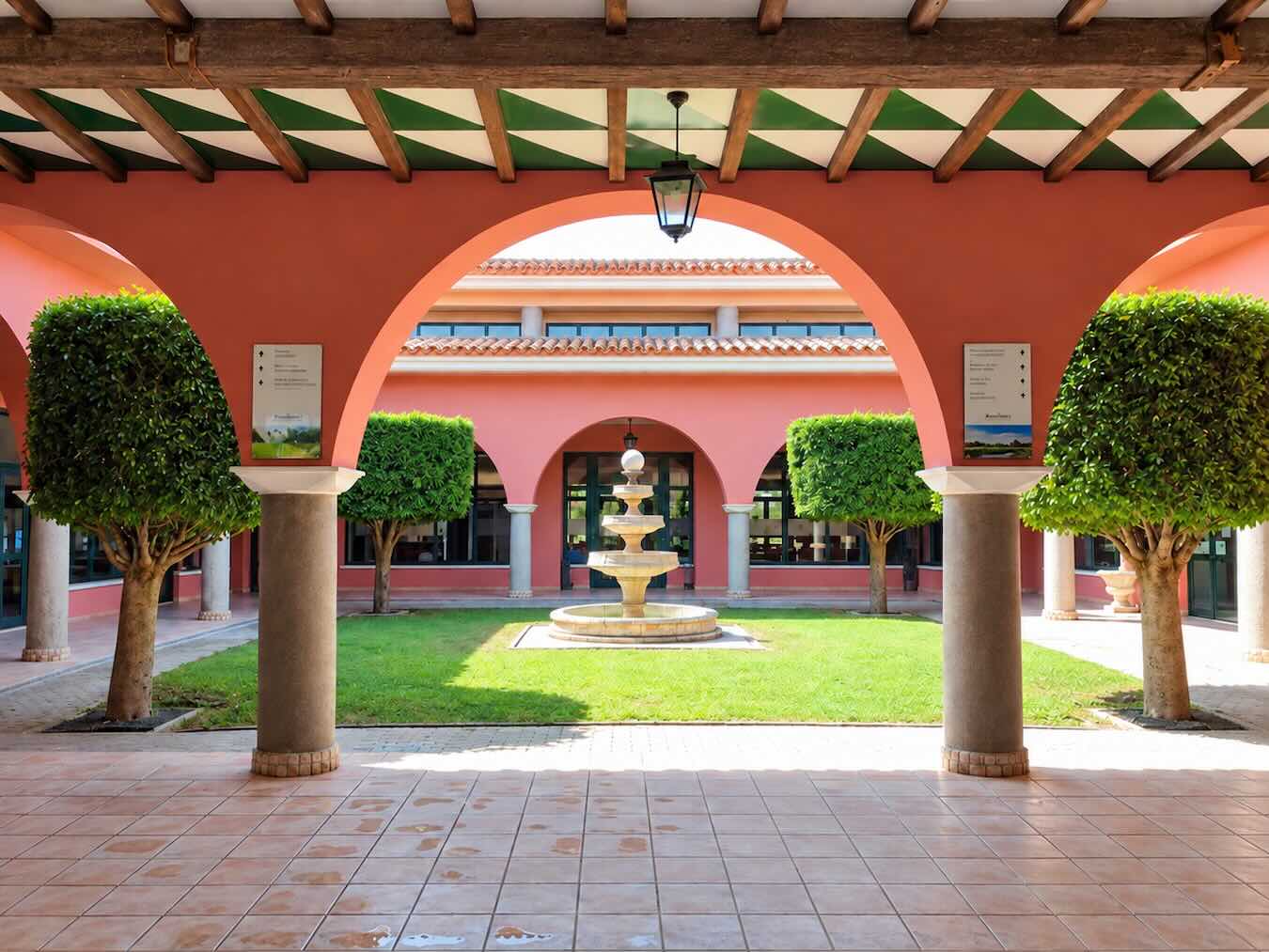 Innenhof mit Brunnen und Arkaden im Clubhaus von Panorámica Golf in Spanien