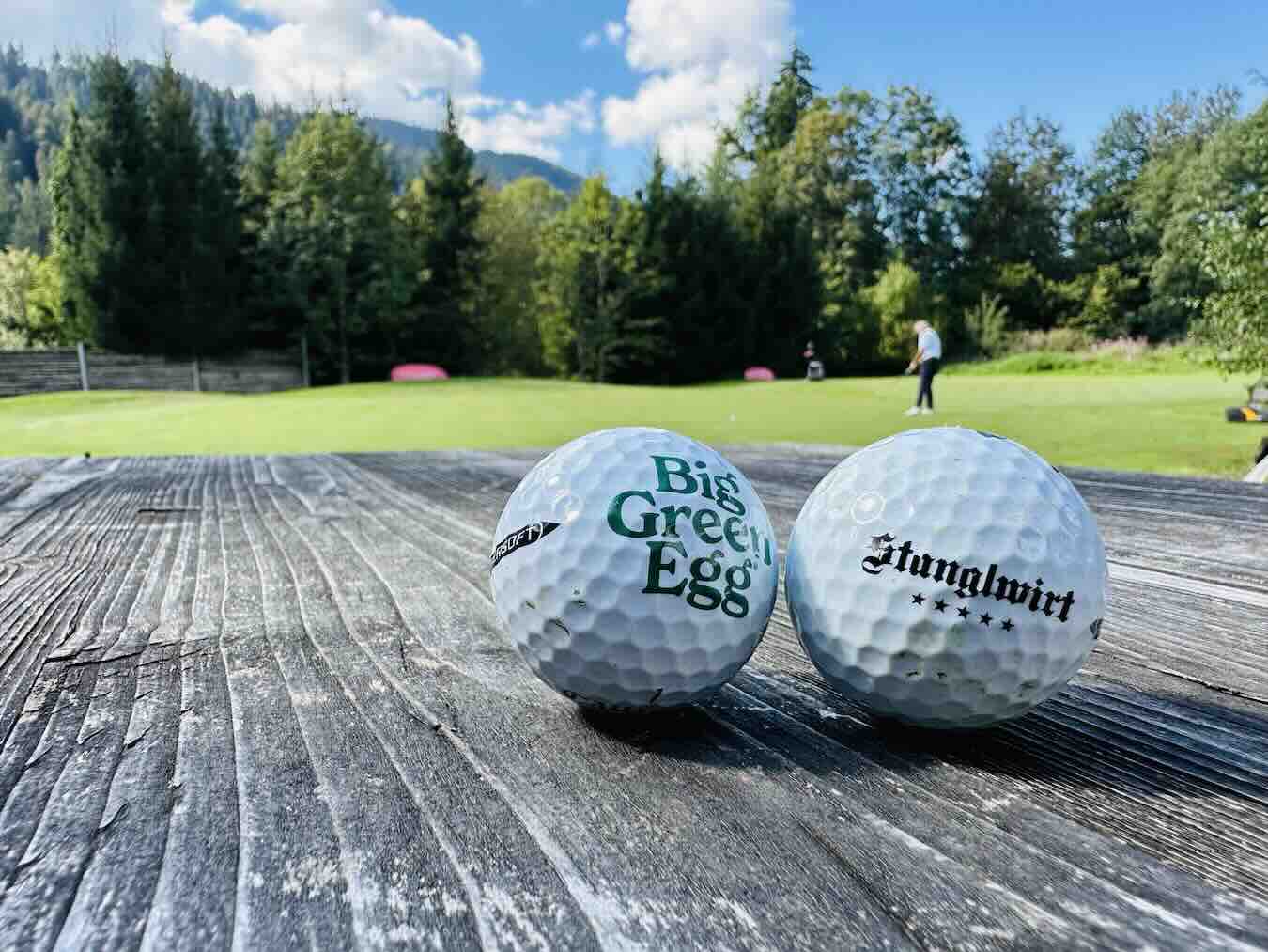 Callaway-Golfbälle mit Big-Green-Egg- und Stanglwirt-Logo auf der Driving Range der Golf Sport Academy.